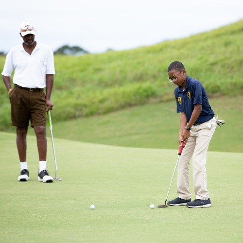 kids golfing at golfing event